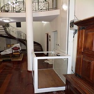 Elevador de carga para escada